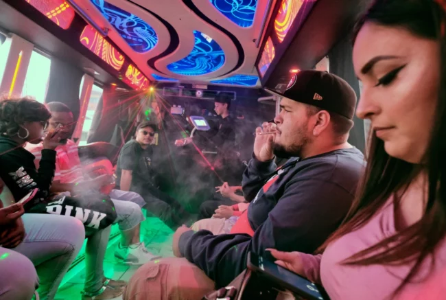 Colorado - le premier bus autorisé à fumer de l'herbe est officiellement prêt à rouler.