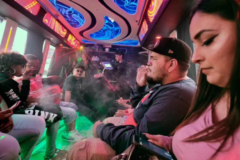 Colorado - le premier bus autorisé à fumer de l'herbe est officiellement prêt à rouler.