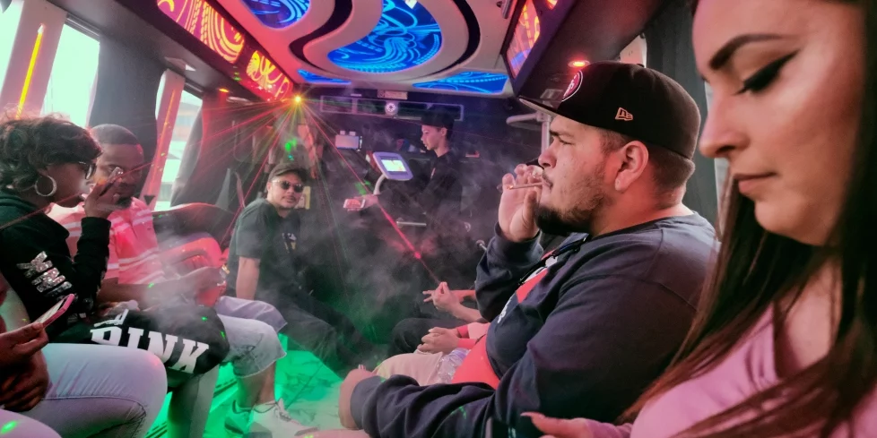 Colorado - le premier bus autorisé à fumer de l'herbe est officiellement prêt à rouler.