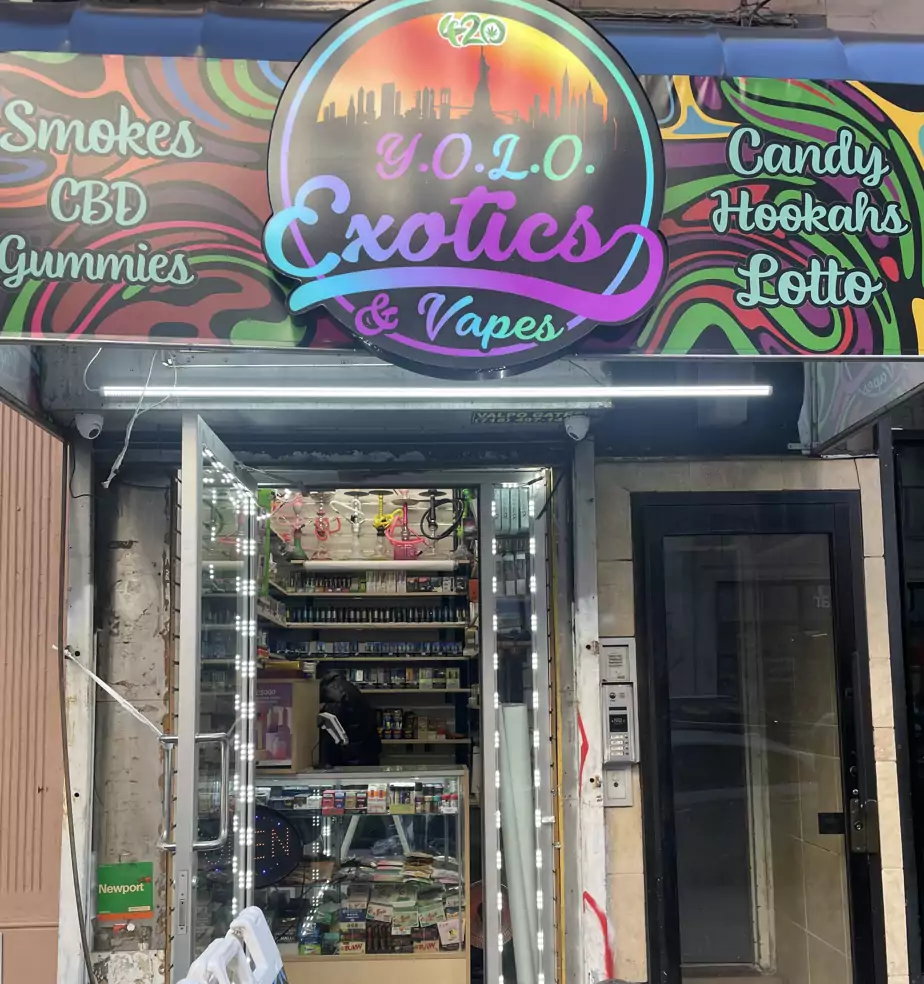 Y.O.L.O. Exotics & Vapes, petit débit de tabac situé près de l’hôtel de ville de New York