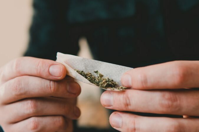 Cannabis-l'Allemagne légalise, la France pénalise