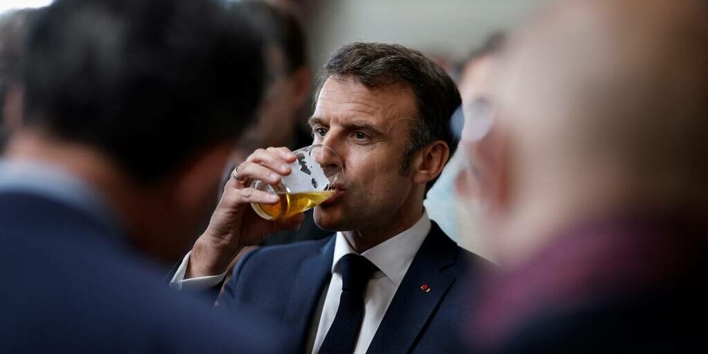 Cannabis - Macron buvant une bière