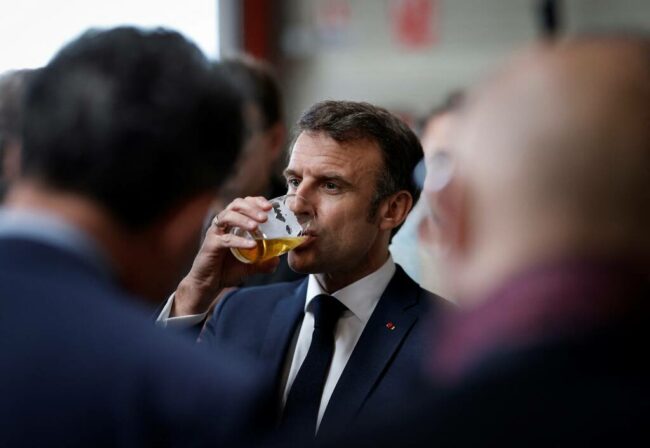 Cannabis - Macron buvant une bière