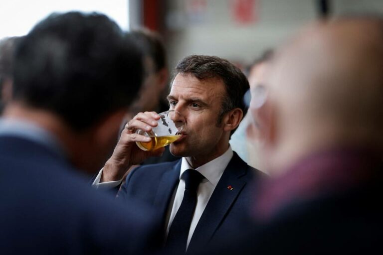 Cannabis - Macron buvant une bière