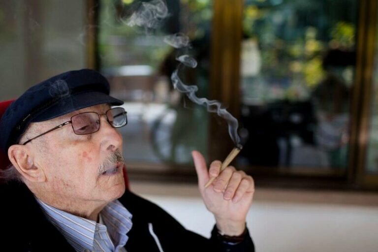 cannabis-joint-aine-personne-agee