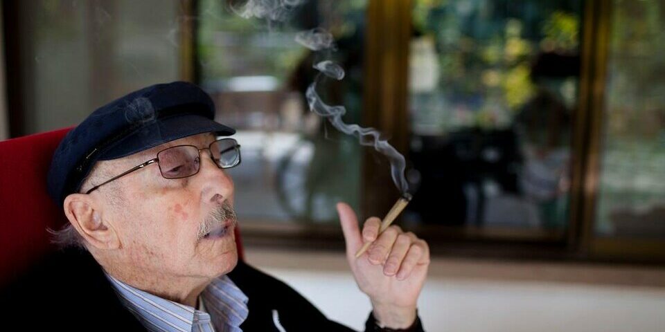 cannabis-joint-aine-personne-agee