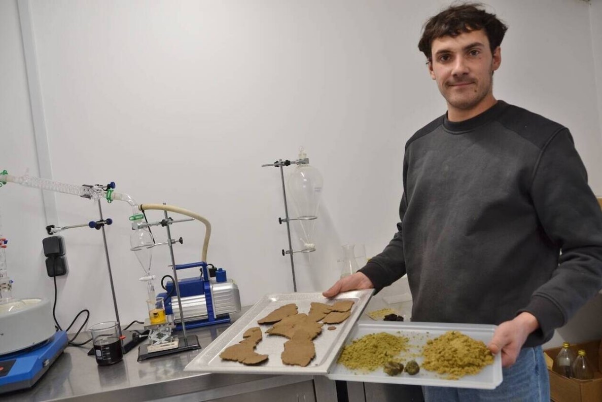 Il a créé un laboratoire pour fabriquer sa propre huile de chanvre
